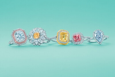 蒂芙尼Tiffany色彩浓郁、绝世珍罕的蒂芙尼彩钻戒指（左起）：粉钻包镶白钻；艳彩橙钻；艳彩黄钻；浓彩粉钻；浓彩蓝钻