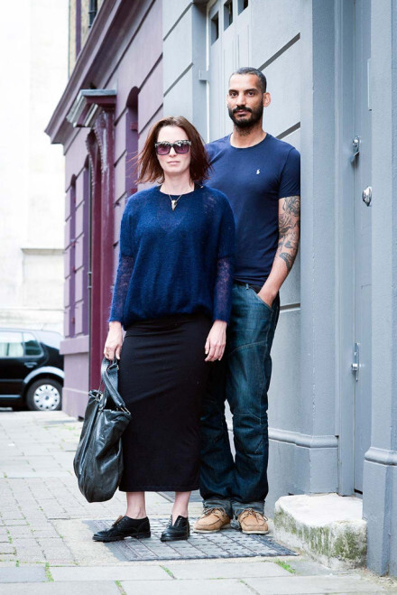 #悅鋪# London’s Coolest Couples | 「鮮花是新鮮的最好看，水果是新鮮的最好吃，愛情是新鮮的最甜蜜?！箓惗亟诸^的情侶，總是有心的搭配成很相稱或很互補(bǔ)的服裝風(fēng)格，讓旁人也能感受到他們彼此投射出的倒影，以及珍貴的愛。這樣的街頭風(fēng)景，怎樣都不令人疲倦。