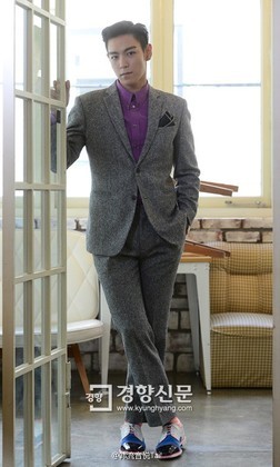 最爱穿西装的是谁？#BIGBANG TOP#绝对在列，不管是黑的白的灰的，还是花的彩的条纹的，崔三件绝对都尝试过。效果如何？请检验~帅就大声叫起来，九张图根本不够哒~会准备下一发的！