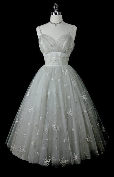 ~Gorgeous 1950s dress ~ bows, flowers, and tulle~