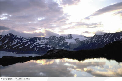 高原的湖水与山峰