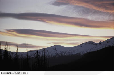 夕阳西下的彩霞与雪山