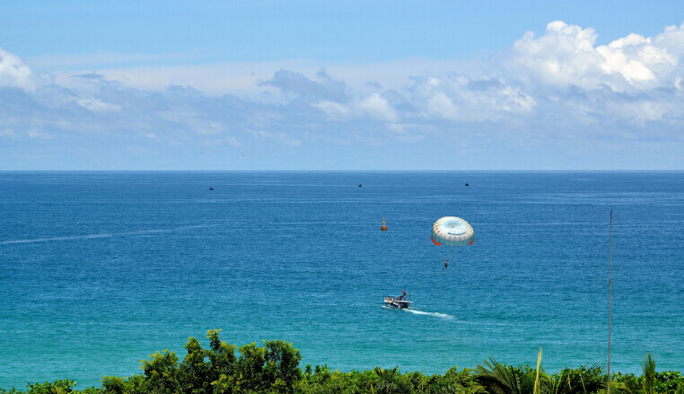 重庆旅行社www.fireflytrip.com之亚龙湾的一天-海上滑翔伞