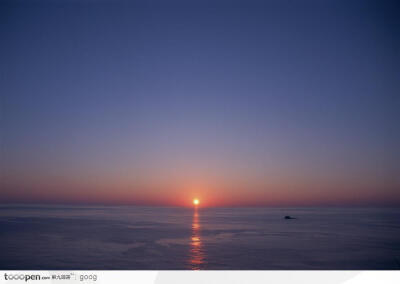 海平面上即将消失的夕阳