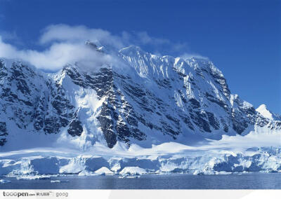 积雪覆盖的山脉冰川与湖泊