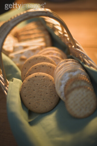 饼干,用具,容器,食品,甜食_122659066_Cockies in a Small Basket_创意图片_Getty Images China