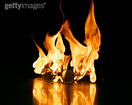 影棚拍摄,眼镜,数码合成,燃烧,损坏的_108004386_Burning glases_创意图片_Getty Images China