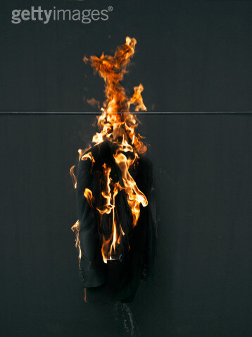 套裝,影棚拍攝,茄克,燃燒,損壞的_108004384_Burning suit_創(chuàng)意圖片_Getty Images China