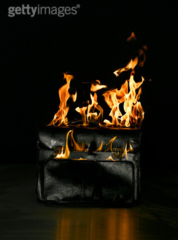 商務(wù),影棚拍攝,公文包,燃燒,損壞的_108004372_Burning briefcase_創(chuàng)意圖片_Getty Images China