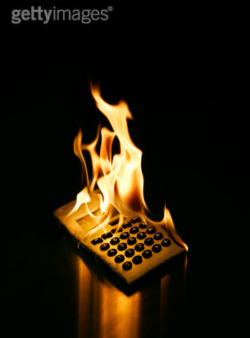 影棚拍摄,计算器,燃烧,损坏的,火焰_108004387_Burning Calculator_创意图片_Getty Images China