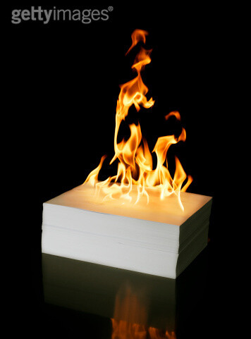 商务,影棚拍摄,燃烧,损坏的,纸_108004385_Burning Papers_创意图片_Getty Images China