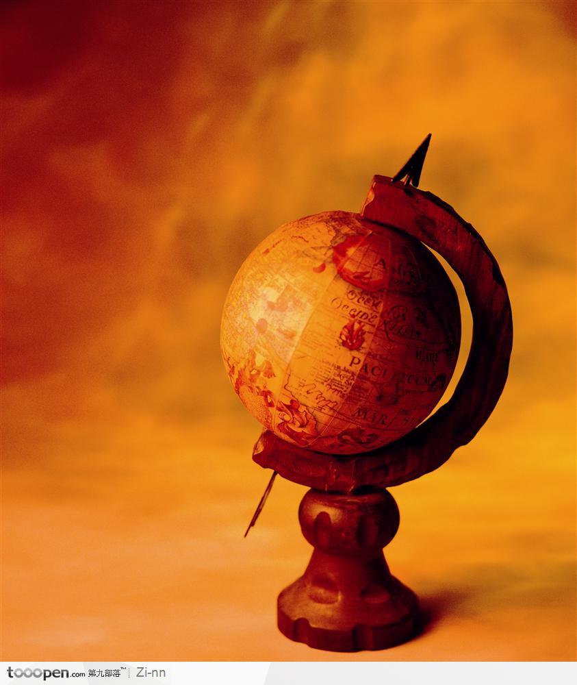 红色灯光下的简制地球仪