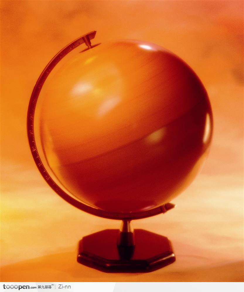 红色灯光下旋转的地球仪