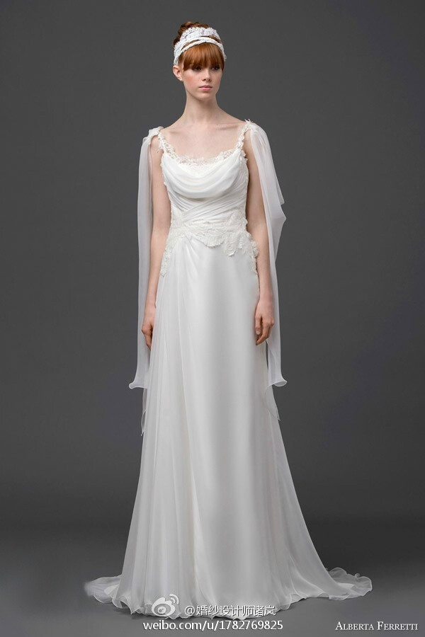 Alberta Ferretti 2015 婚纱系列。Alberta Ferretti 低调实干的风格从品牌创立伊始从未改变，可以放弃浮夸炫目的镶钻刺绣，但绝不放松版型和工艺质量。在本季作品中依然能看到品牌代表风格——希腊长袍式礼服设计，加上斗篷式披肩，绝对圣洁优雅的女神范儿