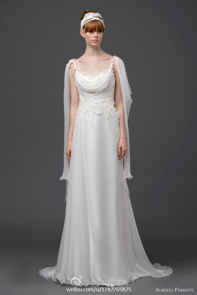 Alberta Ferretti 2015 婚纱系列。Alberta Ferretti 低调实干的风格从品牌创立伊始从未改变，可以放弃浮夸炫目的镶钻刺绣，但绝不放松版型和工艺质量。在本季作品中依然能看到品牌代表风格——希腊长袍式礼服设计，…