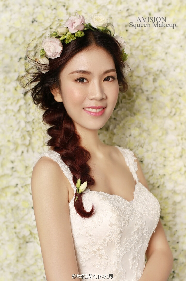 【鲜花造型成了这个夏天的一抹清凉】鲜花与秀发缠绕，碎花穿梭在秀发间，突显了新娘纯美的气质，也给这个夏天的一抹清凉~