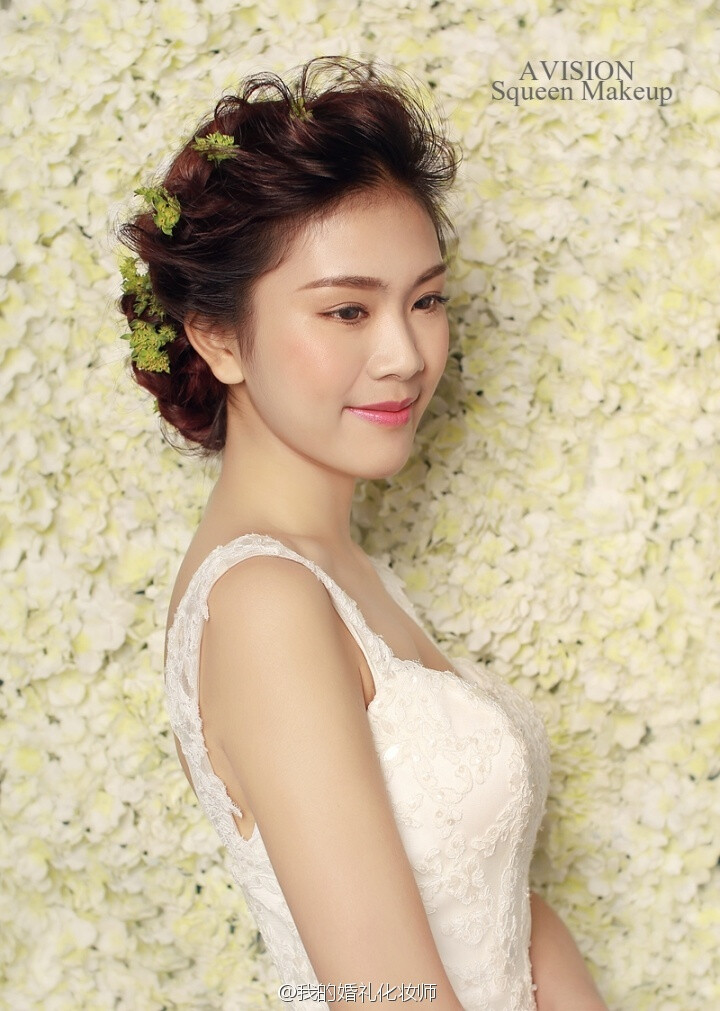 【鲜花造型成了这个夏天的一抹清凉】鲜花与秀发缠绕，碎花穿梭在秀发间，突显了新娘纯美的气质，也给这个夏天的一抹清凉~