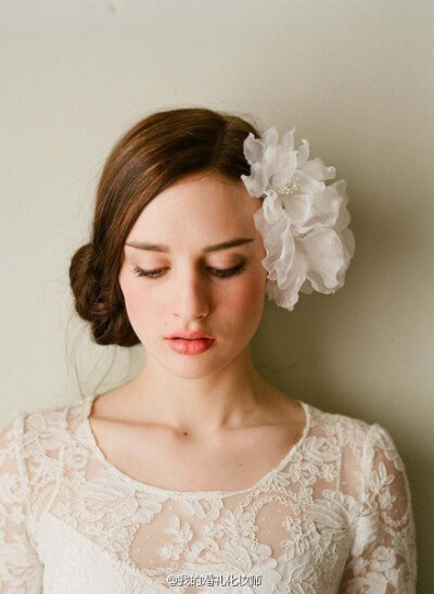 对于准新娘来说，头饰的搭配对于新娘发型的打造来说是非常重要的。很多新娘也越来越喜欢在婚礼上选择用面纱或者类似的新娘发饰代替传统的头纱。复古蕾丝的花边、浪漫的薄纱，华丽的面纱共同为新娘打造大日子完美造型