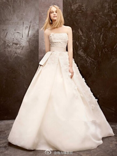 王薇薇 (Vera Wang) for David's Bridal 秋冬婚纱礼服系列，层层叠叠的白纱裙摆恰是公主梦变成了现实，带有露背细节的伴娘礼服也相当可人。