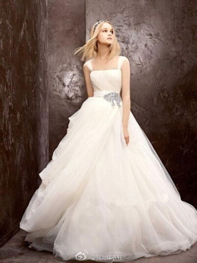 王薇薇 (Vera Wang) for David's Bridal 秋冬婚纱礼服系列，层层叠叠的白纱裙摆恰是公主梦变成了现实，带有露背细节的伴娘礼服也相当可人。