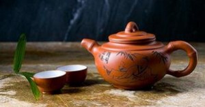 宜兴紫砂陶自北宋起源，经历明清两代壶艺先人的发展成就，作为中华杰出的茶文化陶艺品发展到今天，它不但以它天然的“本山土砂，能发真茶之色香味”而传人，而且沏茶能持茶道“色、香、味”之精神。由于茶文化和陶文…