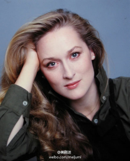 今天是著名影星 梅丽尔·斯特里普 Meryl Streep 的65岁生日！1949年6月22日生于美国。她得过史上最多的18次奥斯卡提名，共获三次:1979年《克莱默夫妇》最佳女配角，1982年《苏菲的抉择》最佳女主角，2011年《铁娘子》最佳女主角。出演过《走出非洲》《廊桥遗梦》《穿普拉达的女王》《妈妈咪呀》等