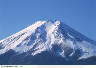 雪山山峰近景