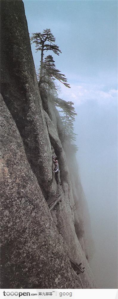 峻险山脉与锁桥