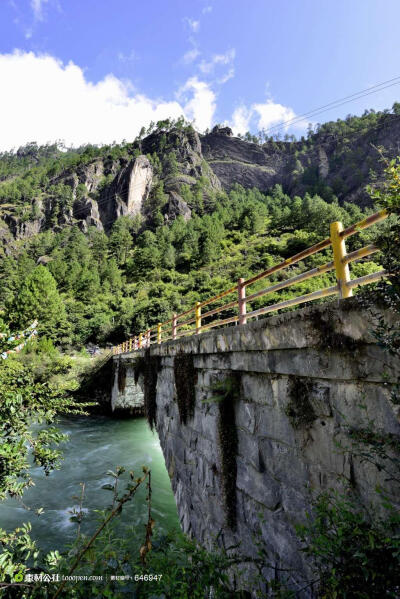 高山与桥梁下的河水高清摄影桌面壁纸图片素材