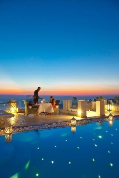 一定要和心爱的人，去希腊圣托里尼岛看一次爱琴海的日落
