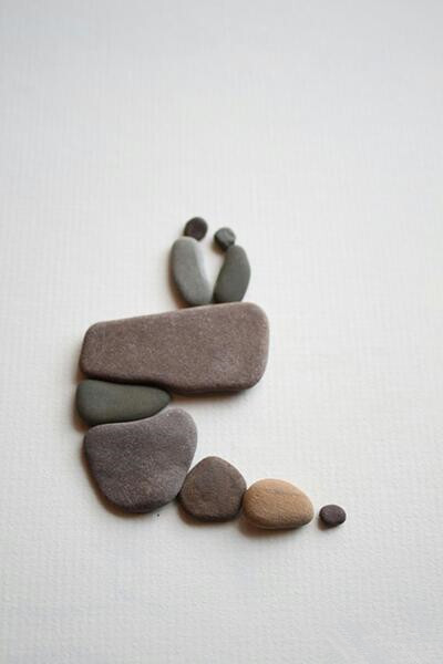 【维妙维肖的石头画】自然界中小小的石头，经过艺术家Sharon Nowlan巧妙的创意，拼接成绝妙的石头画，堪称一绝！