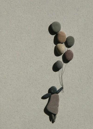 【维妙维肖的石头画】自然界中小小的石头，经过艺术家Sharon Nowlan巧妙的创意，拼接成绝妙的石头画，堪称一绝！