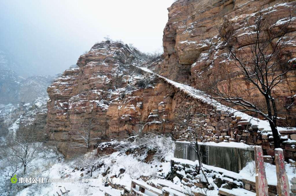 石头山上的雪花高清摄影图片素材