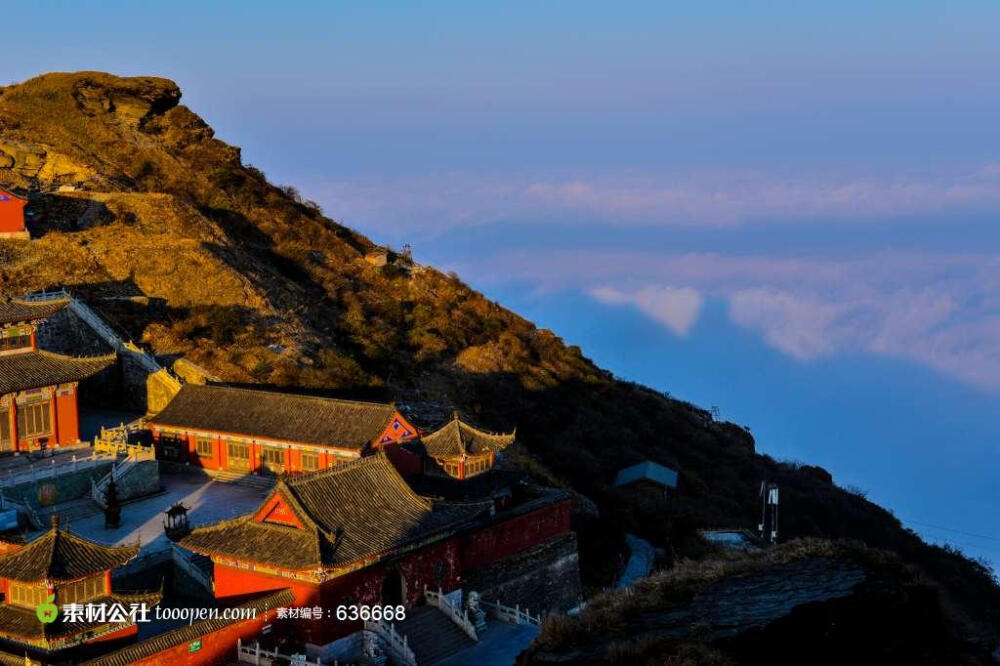 蓝天下山顶的寺庙高清摄影图片素材