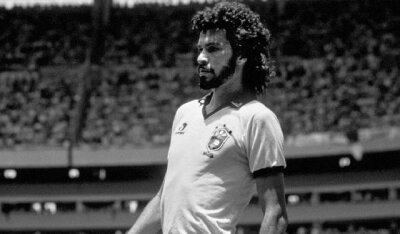 苏格拉底（Sócrates Brasileiro Sampaio de Souza Vieira de Oliveira）。苏格拉底有一句千古名言：“1982年巴西足球就死了，在那之后我们和别人没有区别。”