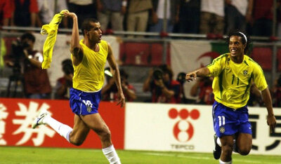 2002年世界杯巴西有伟大的3R罗纳尔多、里瓦尔多、罗纳尔迪尼奥。里瓦尔多与罗纳尔迪尼奥一起庆祝进球