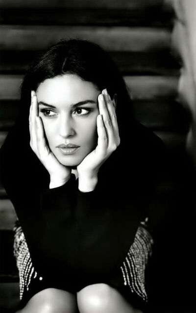 莫妮卡·贝鲁奇（Monica Bellucci，1964年9月30日－）是出生于意大利的女演员兼模特。她凭著意大利电影《西西里的美丽传说》在国际影坛打开知名度，之后亦接连参演了不少好莱坞电影。 意大利演员，模特儿出身，1990年…