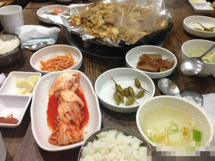 #韩国美食#胡同里的口碑小店“清进食堂”（청진식당）！烤肉和辣炒鱿鱼的完美相遇，7000韩币一人份，可以吃很饱。饭点的话排队是一定要的！2份烤肉+1份鱿鱼是最佳比例，烤肉上来后等它熟的差不多后加入鱿鱼炒在一起，最后还可以炒饭哦~地址：钟阁站3号出口直走走过YMCA的大楼，旁边胡同里。