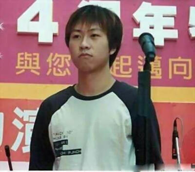 一个人总要走陌生的路，看陌生的风景，听陌生的歌，然后在某个不经意的瞬间，你会发现，原本是费尽心机想要忘记的事情真的就那么忘记了。可是，幸好，还有意外，我不曾忘记，那年，纯真的你。不曾。