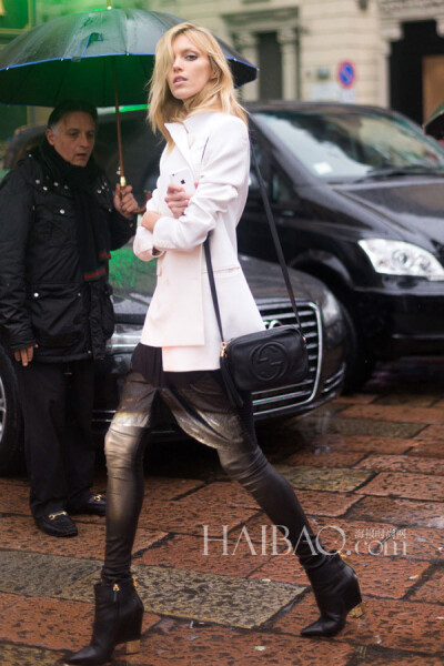 成熟利落的大女人风格，潇洒又帅气！“A”公子的品位真是没得说～