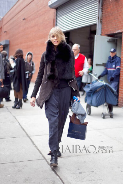 成熟利落的大女人风格，潇洒又帅气！“A”公子的品位真是没得说～