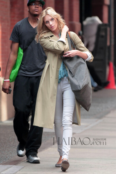 成熟利落的大女人风格，潇洒又帅气！“A”公子的品位真是没得说～