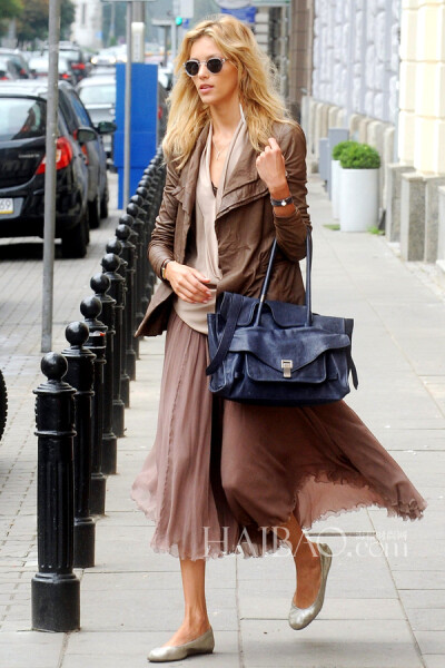 成熟利落的大女人风格，潇洒又帅气！“A”公子的品位真是没得说～