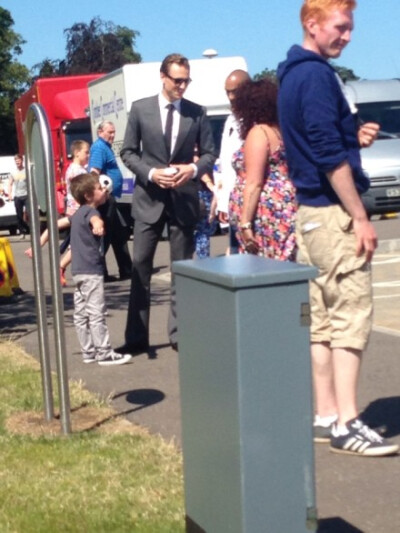 Tom Hiddleston stopped on his way back to shoot High rise to meet one little boy who is a big fan of his.. Cutest. Thing. Ever! http://t.cn/RvkPTGz Dr. Laing你好