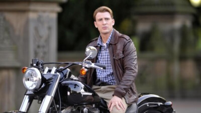 #Chris Evans# CE的片场图，逗逼类的比重略大啊。