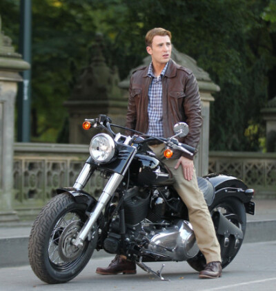 #Chris Evans# CE的片场图，逗逼类的比重略大啊。