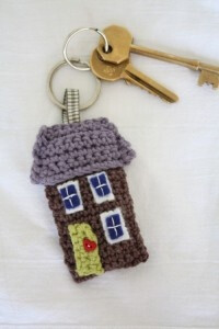 Free Pattern – Homey House Keyring So cute...