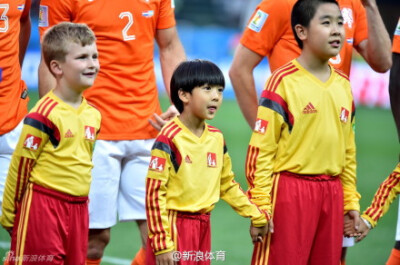  世界杯半决赛的舞台上有这样一抹中国元素，5位可爱的小男孩作为球童牵手阿根廷、荷兰的球星们踏上了巴西世界杯的绿茵场！新浪前方摄影师车周勇@helon5772 为您带来小球童的故事…… http://t.cn/RvkMTdl