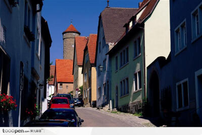 路边的车辆房屋