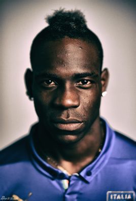 马里奥·巴洛特利（Mario Balotelli Barwuah，1990年8月12日－）是一名意大利足球运动员，司职前锋，曾效力于意甲的国际米兰以及英超的曼城队。现效力于AC米兰足球俱乐部